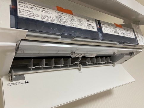 エアコンのパーツの組み立て